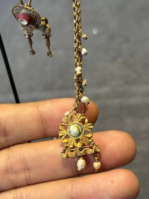 Three pairs of gold earrings with pearls and two gold pendants, Roman Era, 2nd/3rd C. — photo 7