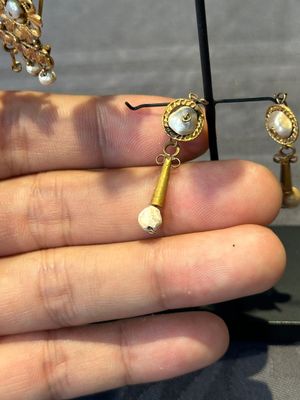 Three pairs of gold earrings with pearls and two gold pendants, Roman Era, 2nd/3rd C. — photo 8