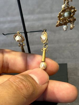 Three pairs of gold earrings with pearls and two gold pendants, Roman Era, 2nd/3rd C. — photo 9
