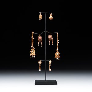 Three pairs of gold earrings with pearls and two gold pendants, Roman Era, 2nd/3rd C. — photo 1