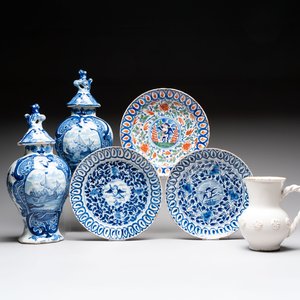 Three plates, a pair of covered vases and a jug, The Netherlands and Spain, 18/19th C. — 照片 1