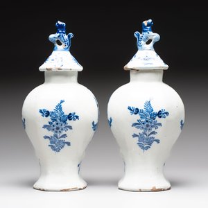 Three plates, a pair of covered vases and a jug, The Netherlands and Spain, 18/19th C. — 照片 11