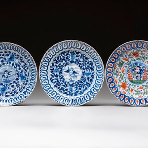 Three plates, a pair of covered vases and a jug, The Netherlands and Spain, 18/19th C. — 照片 2