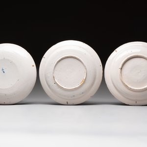 Three plates, a pair of covered vases and a jug, The Netherlands and Spain, 18/19th C. — 照片 3