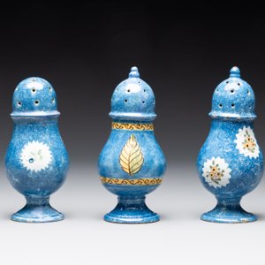 Three polychrome Brussels faience canisters, 18/19th C. — photo 2