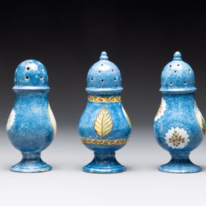 Three polychrome Brussels faience canisters, 18/19th C. — photo 3