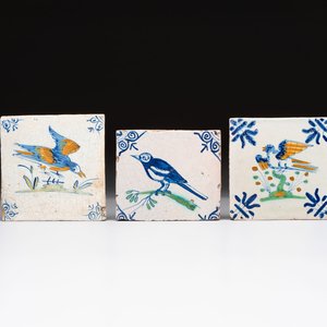 Three polychrome Dutch Delft 'bird' tiles, 17th C. — 照片 1