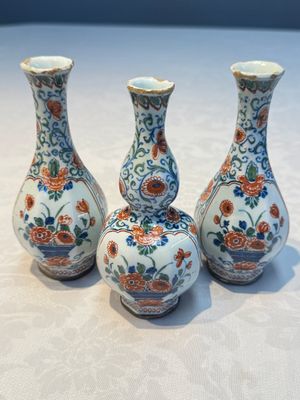 Three polychrome Dutch Delft cashmere palette bottle vases, first quarter 18th C. — photo 1