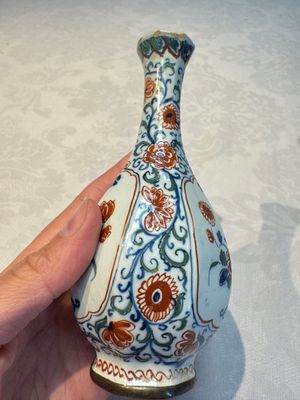 Three polychrome Dutch Delft cashmere palette bottle vases, first quarter 18th C. — photo 17