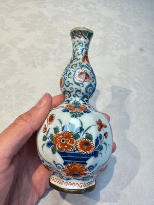 Three polychrome Dutch Delft cashmere palette bottle vases, first quarter 18th C. — photo 2