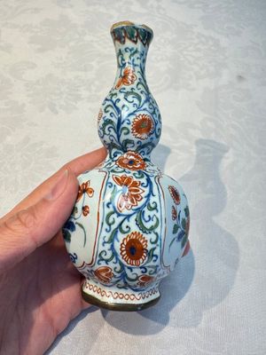 Three polychrome Dutch Delft cashmere palette bottle vases, first quarter 18th C. — photo 3