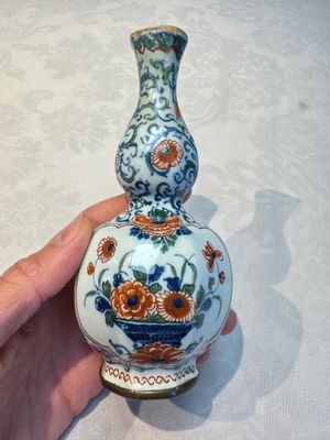 Three polychrome Dutch Delft cashmere palette bottle vases, first quarter 18th C. — photo 4