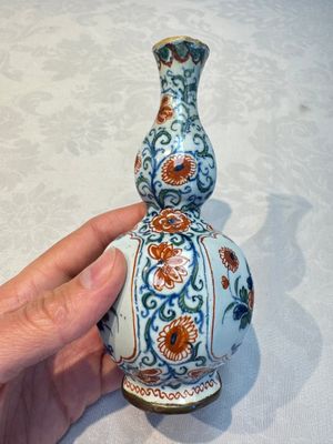 Three polychrome Dutch Delft cashmere palette bottle vases, first quarter 18th C. — photo 5
