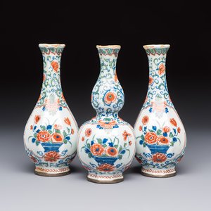 Three polychrome Dutch Delft cashmere palette bottle vases, first quarter 18th C. — photo 1
