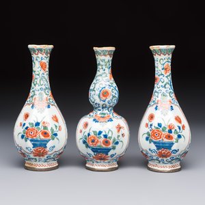 Three polychrome Dutch Delft cashmere palette bottle vases, first quarter 18th C. — photo 2