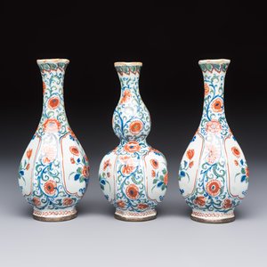 Three polychrome Dutch Delft cashmere palette bottle vases, first quarter 18th C. — photo 3