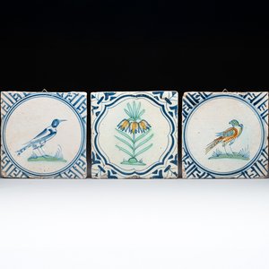 Three polychrome Dutch Delft 'flower' and 'bird' tiles, 17th C. — 照片 1