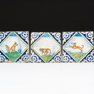 Three polychrome Dutch Delft maiolica 'fox', 'bull' and 'dog' tiles, late 16th C. — 照片 1