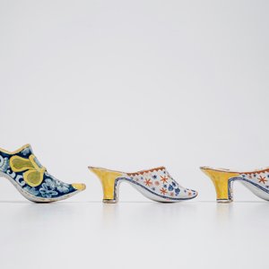 Three polychrome Dutch Delft models of shoes, 18th C. — 照片 4