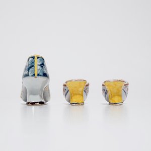 Three polychrome Dutch Delft models of shoes, 18th C. — 照片 5