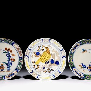 Three polychrome Dutch Delft plates with quails and a parrot, 18th C. — 照片 1