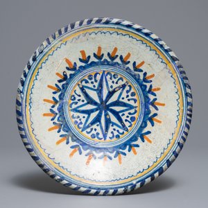 Three polychrome Dutch maiolica plates and an early blue and white Delft biblical plate, 17th C. — 照片 2