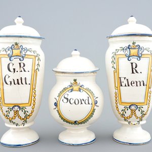 Three polychrome pharmacy jars with covers, Haguenau, France, 18th C. — 照片 1