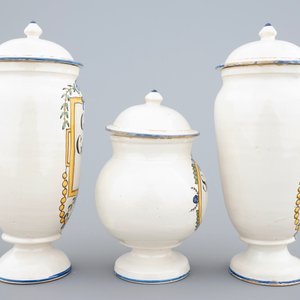 Three polychrome pharmacy jars with covers, Haguenau, France, 18th C. — 照片 2