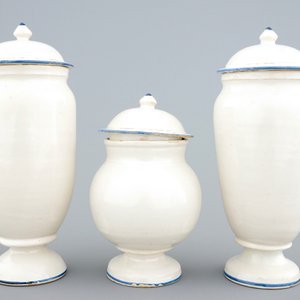 Three polychrome pharmacy jars with covers, Haguenau, France, 18th C. — 照片 3