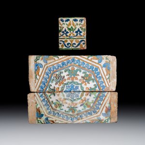 Three polychrome Spanish arista tiles — 照片 1