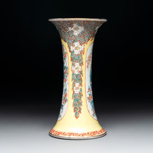 Three porcelain Kakiemon-style vases and a sculpture of a crane, France, Chantilly, 18/19th C. — photo 11
