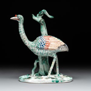 Three porcelain Kakiemon-style vases and a sculpture of a crane, France, Chantilly, 18/19th C. — photo 14