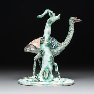 Three porcelain Kakiemon-style vases and a sculpture of a crane, France, Chantilly, 18/19th C. — photo 16