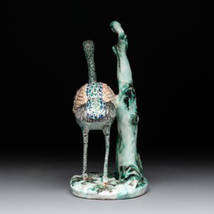 Three porcelain Kakiemon-style vases and a sculpture of a crane, France, Chantilly, 18/19th C. — photo 17