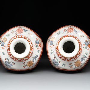 Three porcelain Kakiemon-style vases and a sculpture of a crane, France, Chantilly, 18/19th C. — photo 6