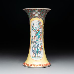 Three porcelain Kakiemon-style vases and a sculpture of a crane, France, Chantilly, 18/19th C. — photo 8