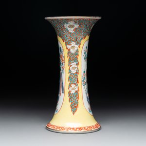 Three porcelain Kakiemon-style vases and a sculpture of a crane, France, Chantilly, 18/19th C. — photo 9