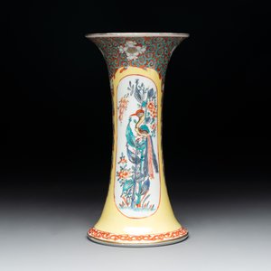 Three porcelain Kakiemon-style vases and a sculpture of a crane, France, Chantilly, 18/19th C. — photo 10