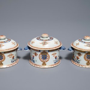 Three round Chinese armorial tureens and covers from the service of King Louis XV of France, Yongzheng, ca. 1732 — 照片 1