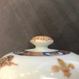 Three round Chinese armorial tureens and covers from the service of King Louis XV of France, Yongzheng, ca. 1732 — 照片 18