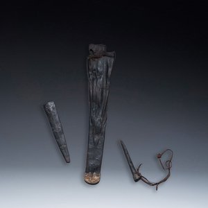 Three scabbards for daggers in leather with copper and pewter mounts, Low Countries, 14/15th C. — 照片 1