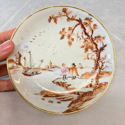 Three sets of Chinese export famille rose and grisaille 'European Subject' tea bowls and saucers — foto 2