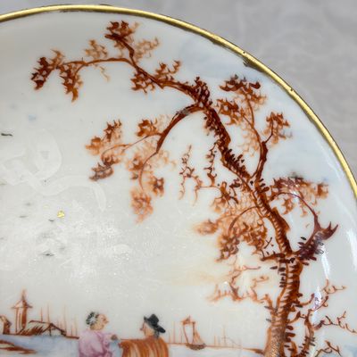 Three sets of Chinese export famille rose and grisaille 'European Subject' tea bowls and saucers — foto 3