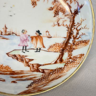 Three sets of Chinese export famille rose and grisaille 'European Subject' tea bowls and saucers — foto 4