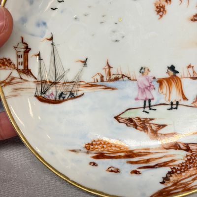 Three sets of Chinese export famille rose and grisaille 'European Subject' tea bowls and saucers — foto 5