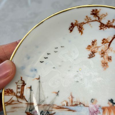 Three sets of Chinese export famille rose and grisaille 'European Subject' tea bowls and saucers — foto 6