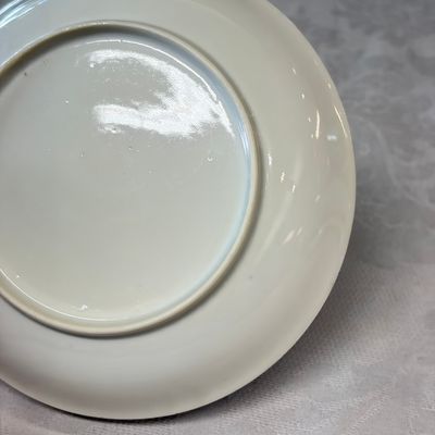 Three sets of Chinese export famille rose and grisaille 'European Subject' tea bowls and saucers — foto 9