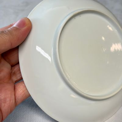 Three sets of Chinese export famille rose and grisaille 'European Subject' tea bowls and saucers — foto 10