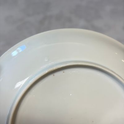 Three sets of Chinese export famille rose and grisaille 'European Subject' tea bowls and saucers — foto 11