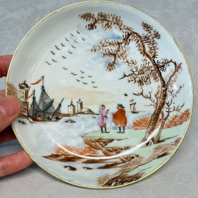 Three sets of Chinese export famille rose and grisaille 'European Subject' tea bowls and saucers — foto 12